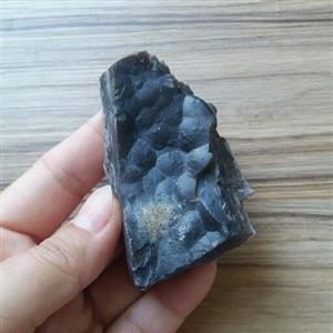 سنگ عقیق اصل تاولی تیره فوق کلکسیونی با خواص بسیار  و کمیاب برای سنگدرمانی و دکور منزل و مغازه 6.5 سانت طول دارد