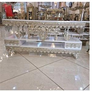 میز تلویزیون جنس آلومینیوم و ام دی اف طرح ملکه و گل یاس