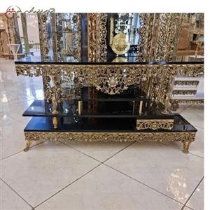 میز تلویزیون جنس ام دی اف و برنزی طرح بانو وگل سرخ برجسته