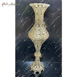 گلدان پایه دار آلومینیومی در طرح درباری پرکار و ظریف طلایی رنگ