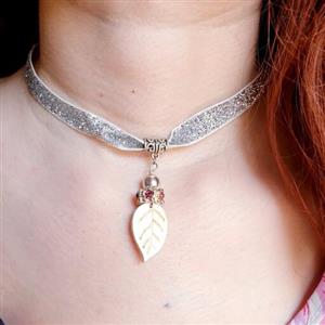 توگردنی زیبای برگ رزین با رگه های طلایی و مروارید حدید و حلقه پر نگین  برای شما که زیورآلات ظریف دوست دارید