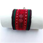 دستبند سوزندوزی بلوچی، سبک و راحت و از کاموا مرغوب دوخته شده که رنگشان تغییر نمیکند