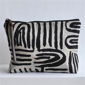 جامدادی یا کیف وسایل آرایشی طرح مدرن جنس پارچه طبیعی چاپ شده دارای زیپ و آستر قابل شستشو