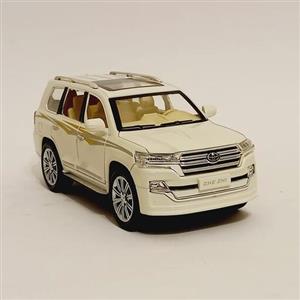 ماکت ماشین فلزی تویوتا لندکروز برند Chezhi رنگ سفید مقیاس یک بیست و چهارم طول 22 سانتی متر 6 درب بازشو چراغدار موزیکال