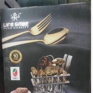 سرویس قاشق و چنگال و استند 38 پارچه 6 نفره استیل ضد زنگ و ضدخش لایف اسمایل سرطلایی و دسته چوبی