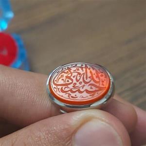 انگشتر عقیق سرخ یمنی با حکاکی عبارت قرانی حسبی الله بر روی نگین انگشتر