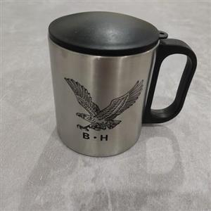 لیوان استیل دوجداره خارجی سفری و مسافرتی مدل عقاب درب دار چایی و آب مناسب برای کوهنوردی و مسافرت دارای آویز اتصال درب