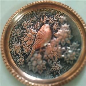 سینی دیوار کوب مسی قلم کاری شده تمام کار دست و قطر 26 سانتیمتر