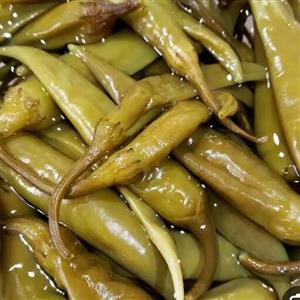 ترشی فلفل شیرین تهیه شده از فلفل سبز و سرکه طبیعی خانگی