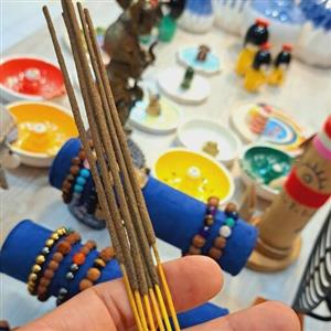 عود جذب عشق دستساز عود بدون حساسیت عود هندی عود گیاهی رایحه خوشبو کننده بخور خاص عود ارامبخش عود مدیتیشن عود چاکرا خاجی