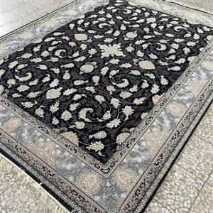فرش 700 شانه اصل 9 متری نقشه درباری سرمه ای طلاکوب تراکم 2550 وزن سنگین