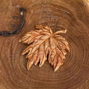 گلسینه چوبی دستساز مهرآسا برگ پاییزی چنار ( تلفیق چوب و فلز برنج )