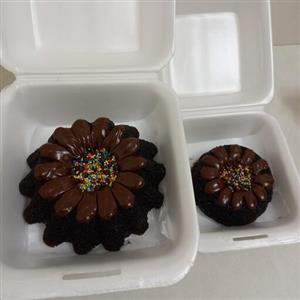 کیک 2نفره شکلاتی (کافه ای)همراه با تزیین نوتلاااا داخل ظروف لانچ باکس