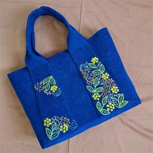 کیف پارچه ای بزرگ گلدوزی شده بادست جنس رویه مخمل کبریتی آبی کاربنی تیره جنس آستر سوپرمازاراتی بالای کیف زیپ میخوره