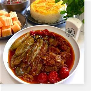 غذای خانگی چلو خورشت کدو بادمجان با برنج ایرانی و گوشت تازه گوسفندی