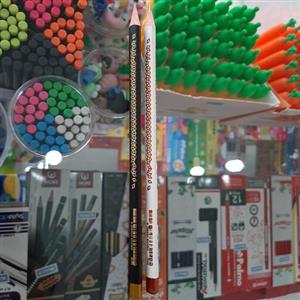 مداد مشکی طرحدار با حالت بدنه سه گوش ووک HB2