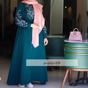 مانتو عبایی گلدوزی شده جنس کرپ الیزه درجه یک.گلدوزی با دستگاه.بند تنظیم دارد.