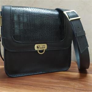 کیف دوشی زنانه. دوخته شده با چرم طبیعی بزی درجه یک. دارای بند دولایه چرمی. قابل اجرا در هر رنگی ک بخواین. سایز 22در 20