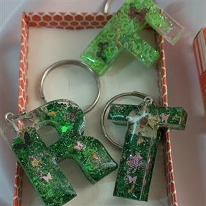 جاکلیدی رزینی حروف انگلیسی تزئین شده با اکلیل مجیک سبز نشکن و مقاوم