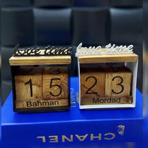 تقویم رومیزی چوبی فلزی در 2 رنگ سفید و مشکی