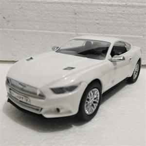 ماشین بازی فورد موستانگ سفید رنگ