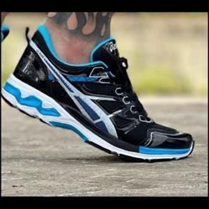 کتونی اسیکس ورنی با یه زیره بسیار نرم و سبک  برای تمامی شیک پوشان