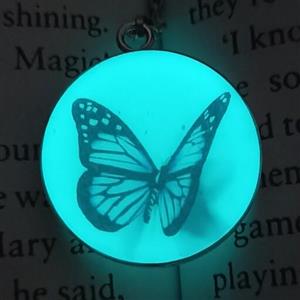 گردنبند شبتاب پروانه قاب و زنجیر استیل نقره ای و درست شده با رزین یووی بدون حباب و بدون کدر شدن با گذشت زمان