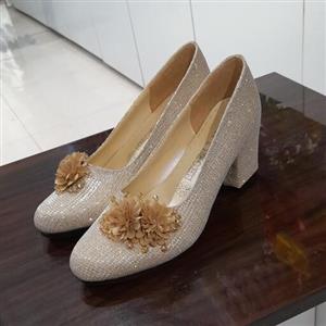 کفش مجلسی زنانه و دخترانه لمه پاشنه دار نباتی کرمی گلدار عروسکی