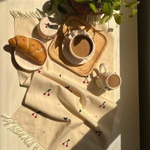 رانر گلدوزی شده با طرح آلبالو