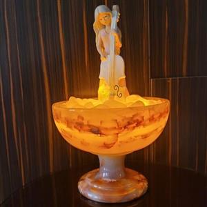 آبنما سنگ مرمر پایه دار به همراه مجسمه دختر گیتار زن