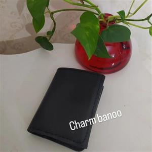 کیف پول جیبی مردانه.. دوخته شده با چرم طبیعی بزی.. دارای جای کارت بانکی. زیپ کوچک.. جیب جادار.. جای اسکناس... سبک و جا د