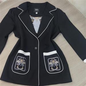 کت تک زنانه برند ZaRa ترک وارداتی  گلدوزی شده جیب ها و پشت کار،سایز 2ترک،فری از سایز 40 تا 46 زنانه ،