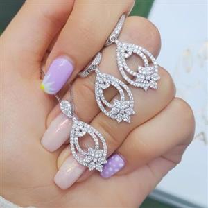 نیمست جواهری نقره اصل با عیار استاندار 925 و آبکاری طلای سفید و تولید شده با درخشان ترین نوع نگین