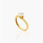 انگشتر تک نگین با طرح الماس به رنگ طلایی، مشابه با حلقه ازدواج این اکسسوری علاوه بر ساده و شیک بودن بسیار زیبا است