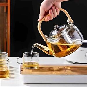 قوری پیرکس دسته بامبو شعله مستقیم شیک و با کیفیت با حجم دو لیتری دارای صافی دمنوش جهت استفاده چایی و دمنوش