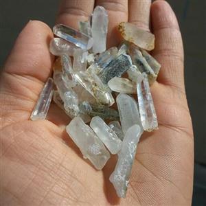 بلور یا منشور کوارتز صد در صد طبیعی حالت ضلع دار بلور طبیعی و بدون دستکاری بشر می باشد قیمت برای یک عدد درج شده کد 11692