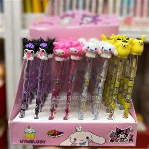 مداد فشنگی طرح ملودی کرومیچهار شخصیت رنگ مداد مشکی بدنه مداد طرح شخصیت دارد و سر مداد عروسک شخصیت های ملودی