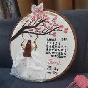 تابلو گلدوزی دختر سوار بر تاب