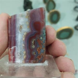 گوهر سنگ کلکسیونی عقیق سلیمانی قرمز ژئود دار دستساز قد 4سانتیمتر پهنا 3سانتیمتر پایه دار