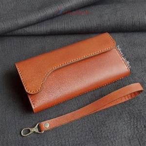 کیف پول و مدارک دستی چرمی دستدوز تهیه شده از چرم طبیعی گاوی با ظرفیت 8 کارت