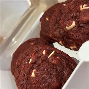 کوکی ردولوت مغزدار با تکه های شکلات