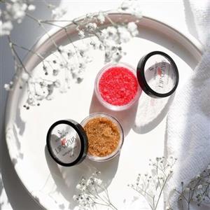 اسکراب لب سین کر  در دو رایحه مختلف برای خشکی لب