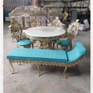 میز ناهار خوری دسته دار مدل سلطنتی همراه با کاناپه جنس برنزی و پارچه درجه یک