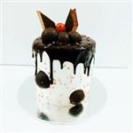 کیک تولد شکلاتی  با فیلینگ موز و گردو  و دلبخواه سفارش پذیرفته میشود