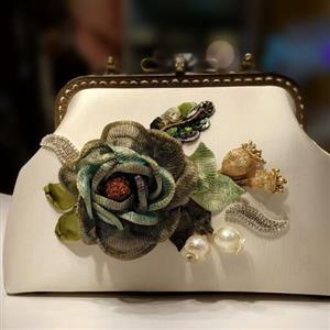 کیف مجلسی تمام دستدوز کارشده روی مخمل با متریال ترک