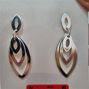 گوشواره استیل زنانه و دخترانه ضد حساسیت و رنگ ثابت وارداتی و بسیار شیک ، طول چهار سانت