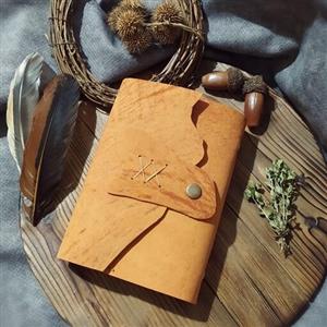 مینی کلاسور  چرمی، چرم شتری پرتغالی رنگ ، یک جیب در داخل جلد به همراه 60 برگ کاغذ نخودی بدون خط و یه بسته اضافه کاغذ 