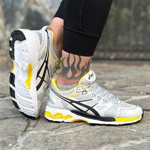 کتانی مردانه ASICS خاکستری جنس رویه پارچه مش چرم ورنی جنس زیرهEVAسایزبندی 41 الی 44