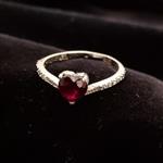 انگشتر نقره زنانه یاقوت سنتتیک طرح قلب یا مدل قلبی ظریف نگین قرمز تیره مناسب هدیه  آقابزرگ