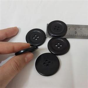 دکمه پالتویی مشکی پک 5 تایی چهار سوراخ 3ونیم سانتی بزرگ سیاه و مانتویی (خرازی) 